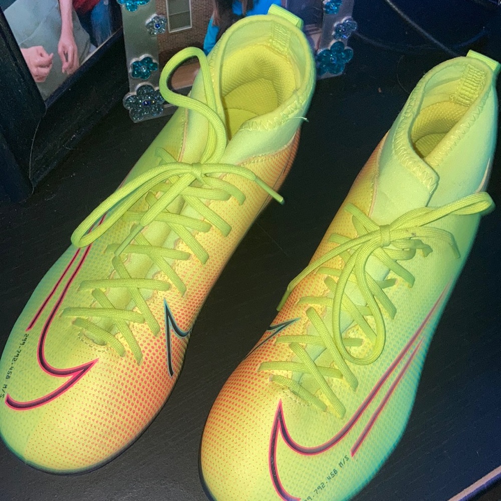 Hey everyone, I am selling these neon Nike cleats size 5.5y